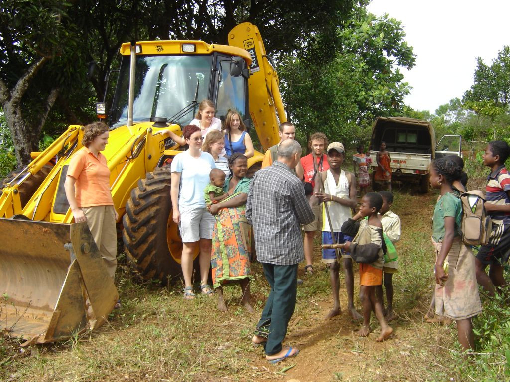 Buldožer s katerim Misijonar Janez Krmelj popravlja ceste do misijona na jugu madagaskarja.