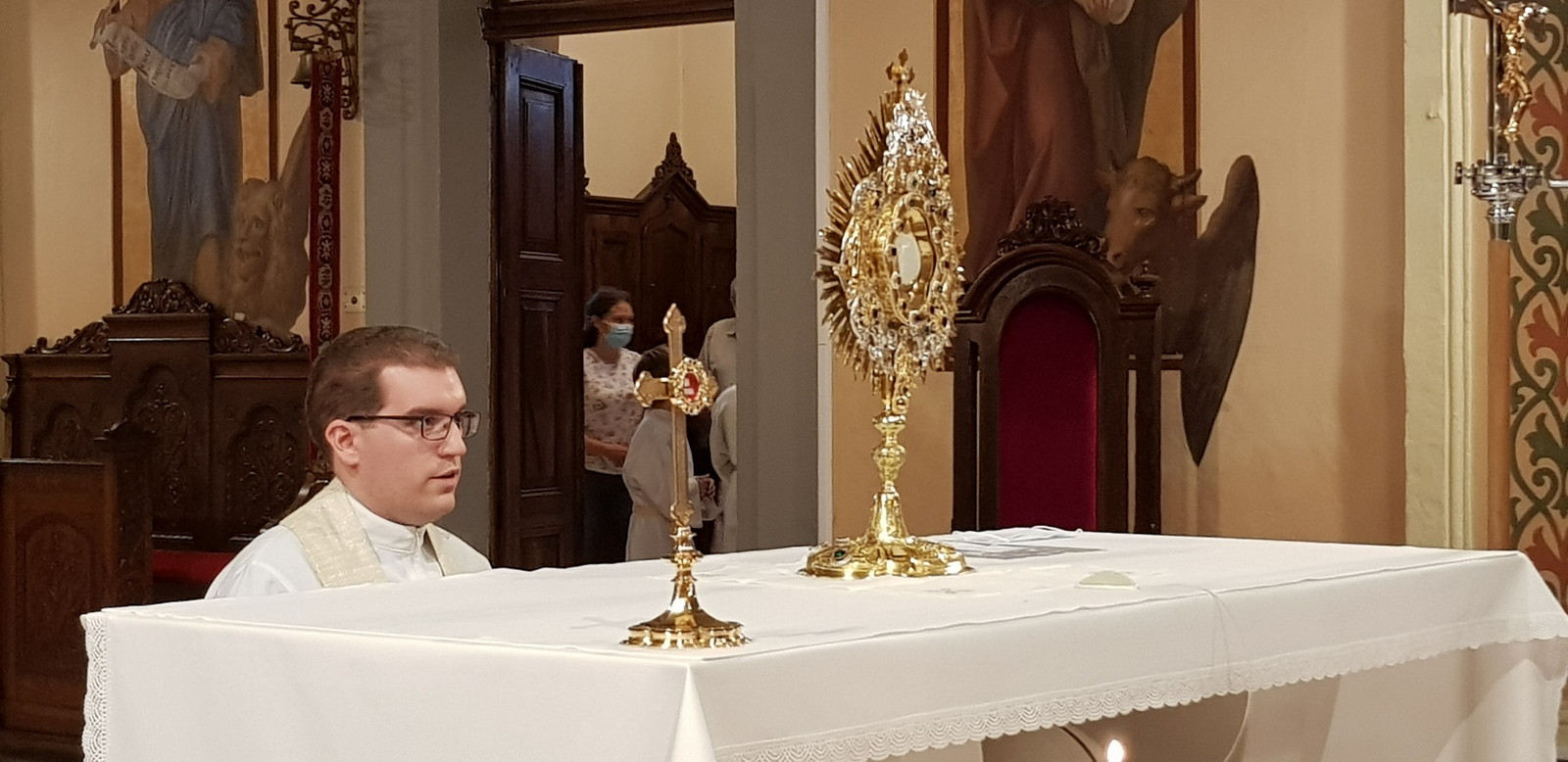 Relikvije Matere Terezije med češčenjem ob Najsvetejšem