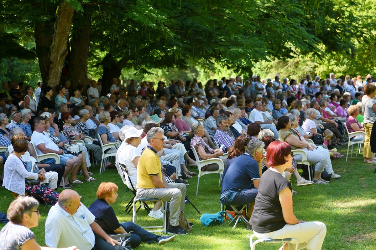 Sproščeno spremljanje sv. maše in koncerta po njej