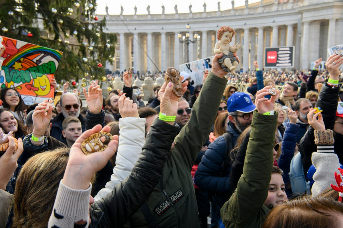 Otroci s figuricami Jezuščka
