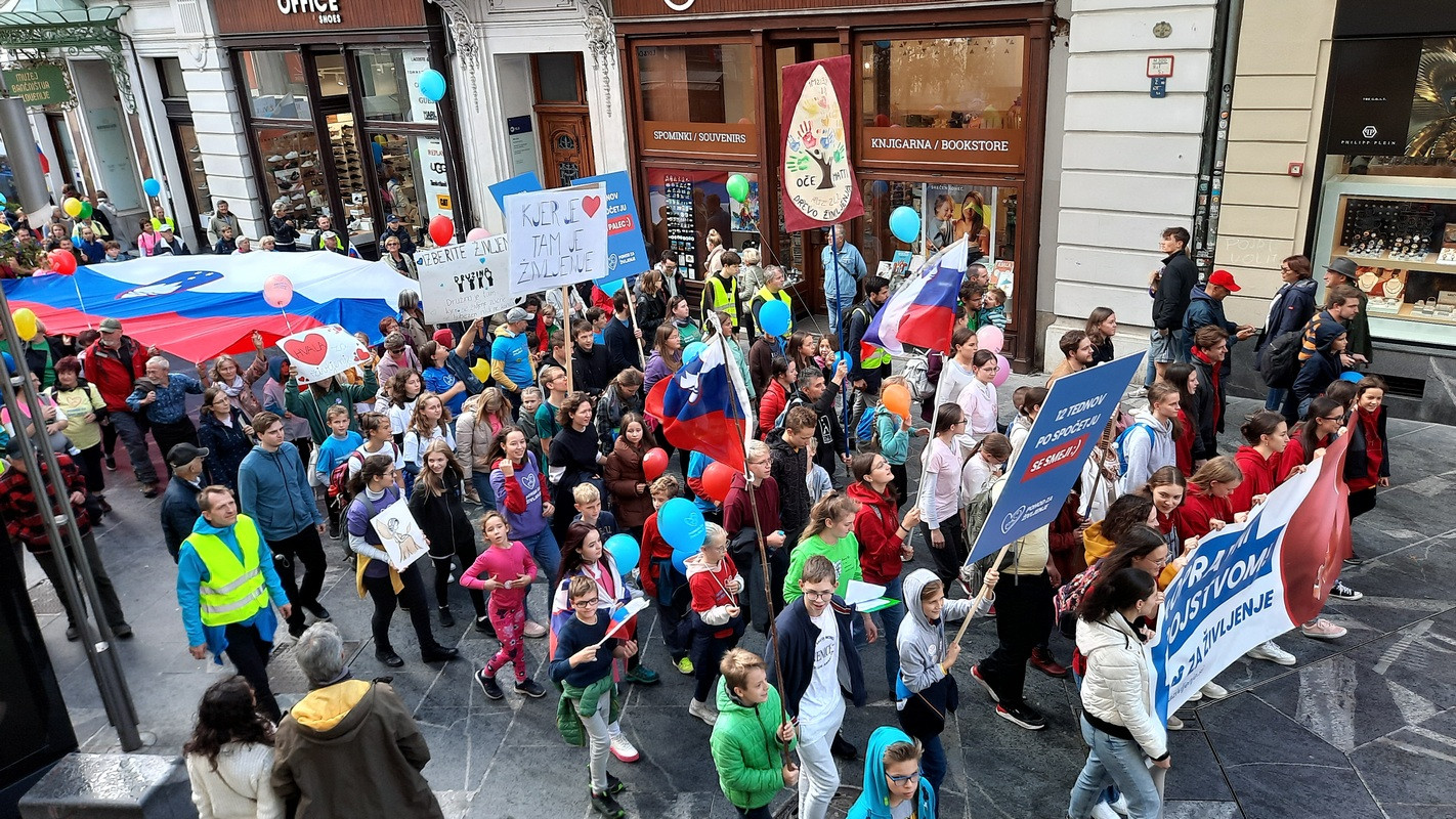 Mladi so prepevali in se veselili življenja