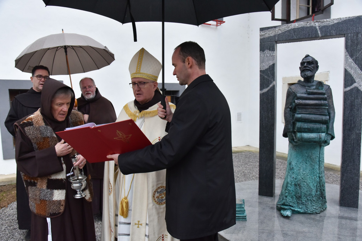 Nadškof Stanislav Zore na blagoslovu kipa
