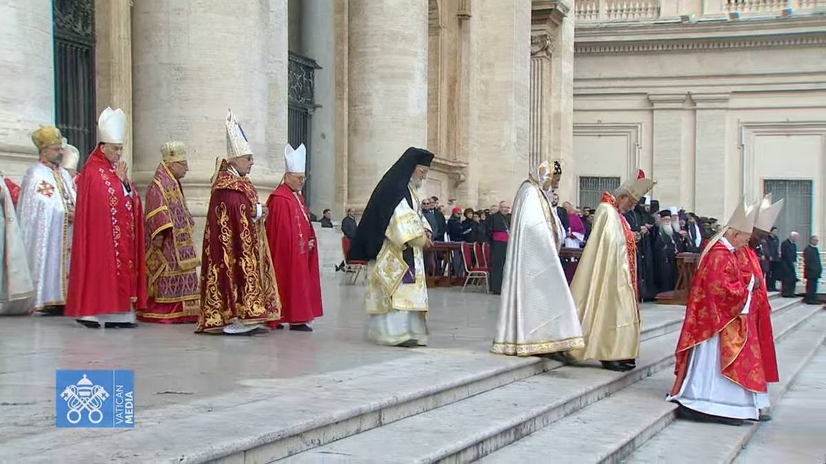 Na pogrebu so tudi predstavniki drugih verskih skupnosti