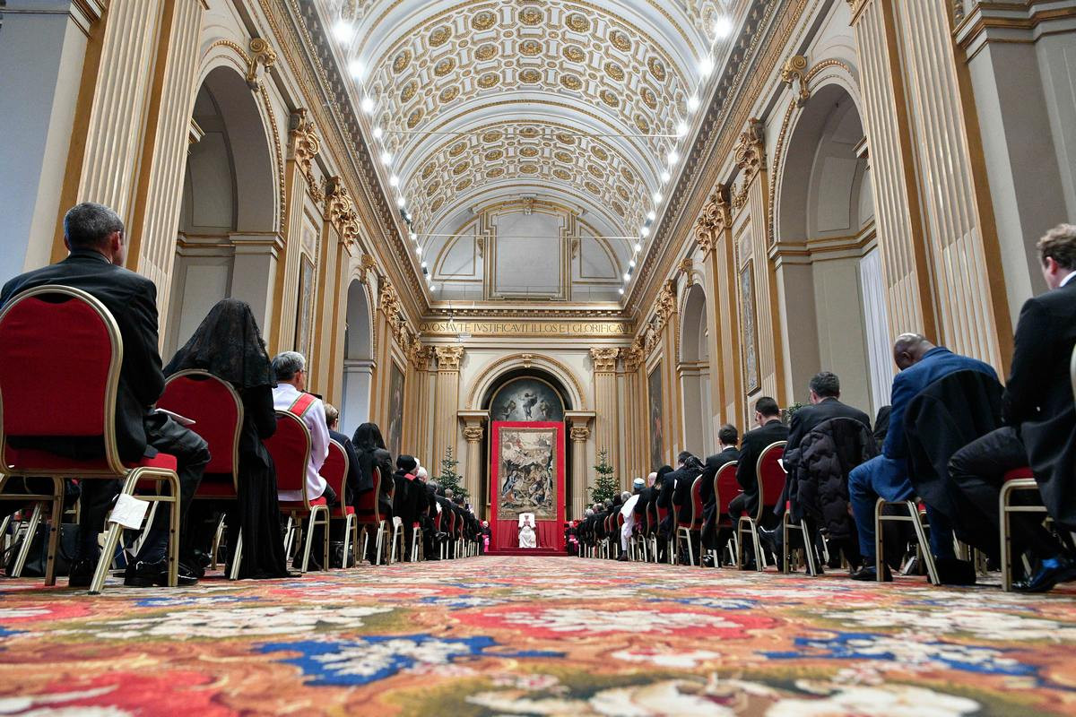 Vse ljudi dobre volje, predvsem na odgovornih mestih, je pozval naj zaščitijo najbolj ranljive ljudi in tako preprečijo kulturo odmetavanja bolnih, invalidnih in ostarelih. 