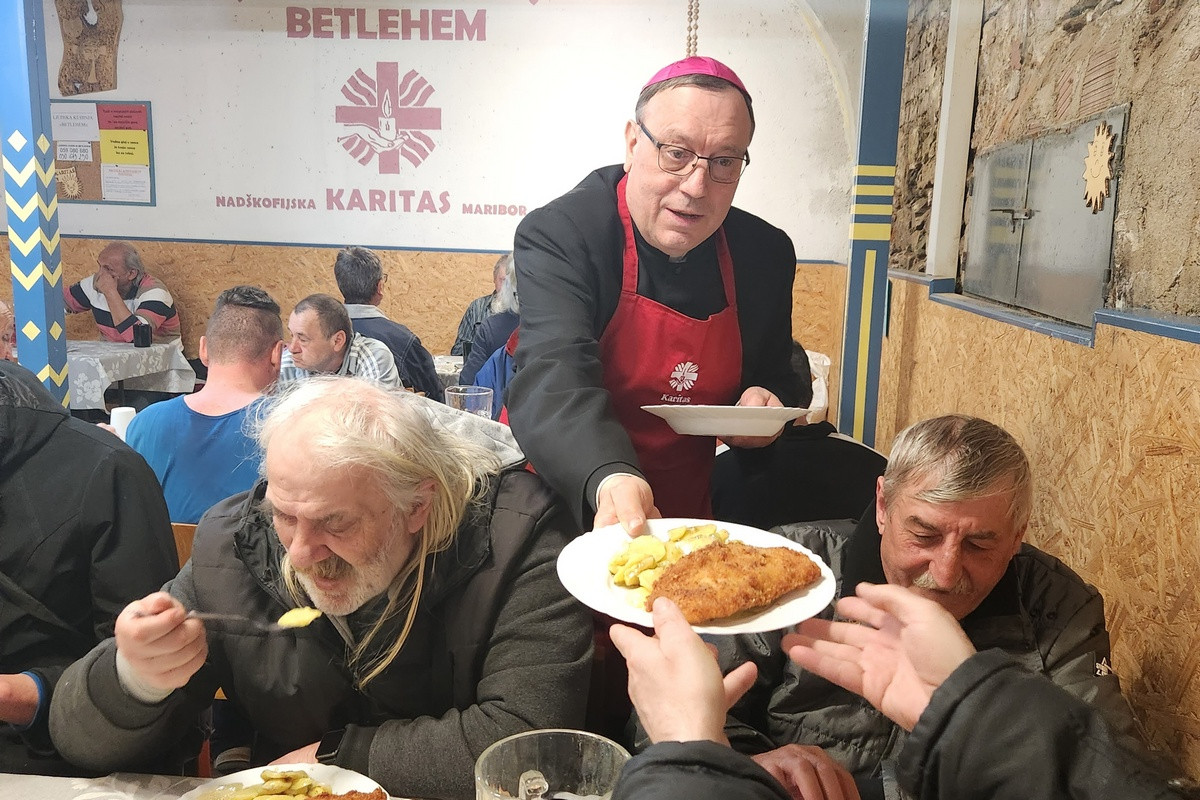 Mariborski nadškof Alojzij Cvikl razdeljuje hrano