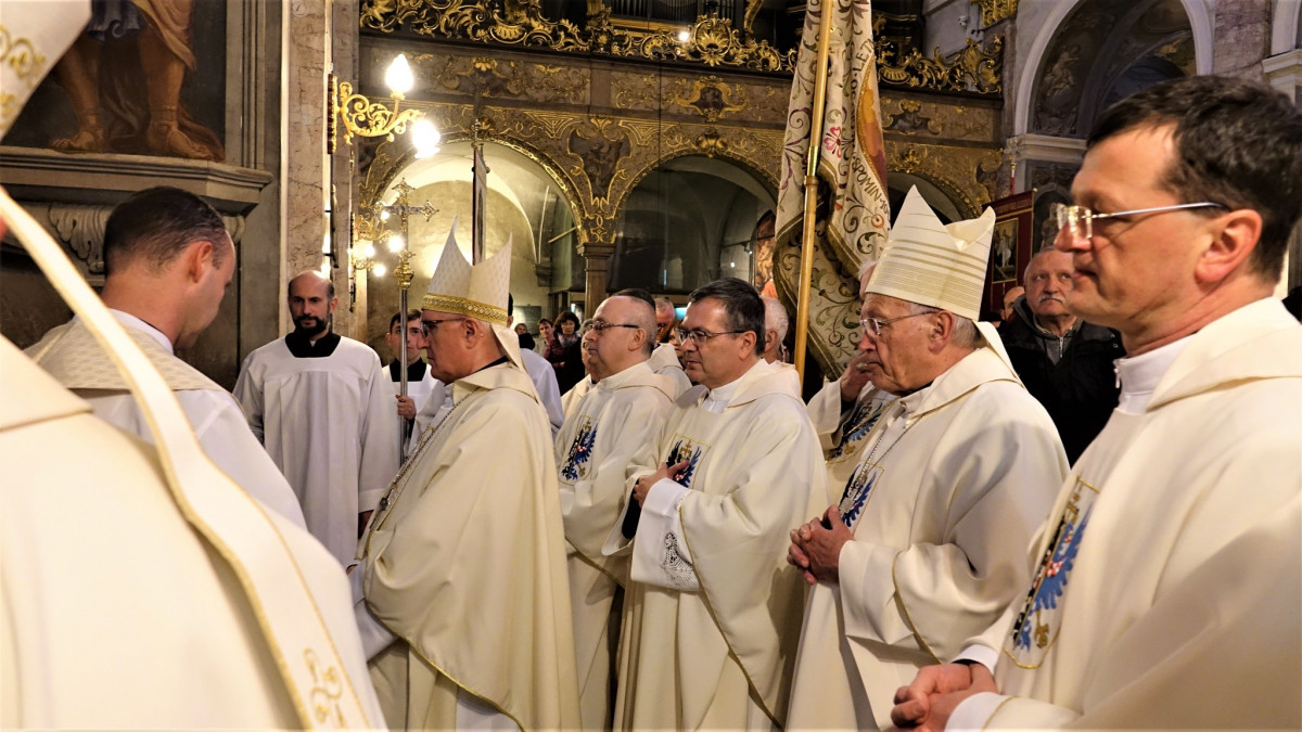 Duhovniki zbrani ob grobu Alojza Urana