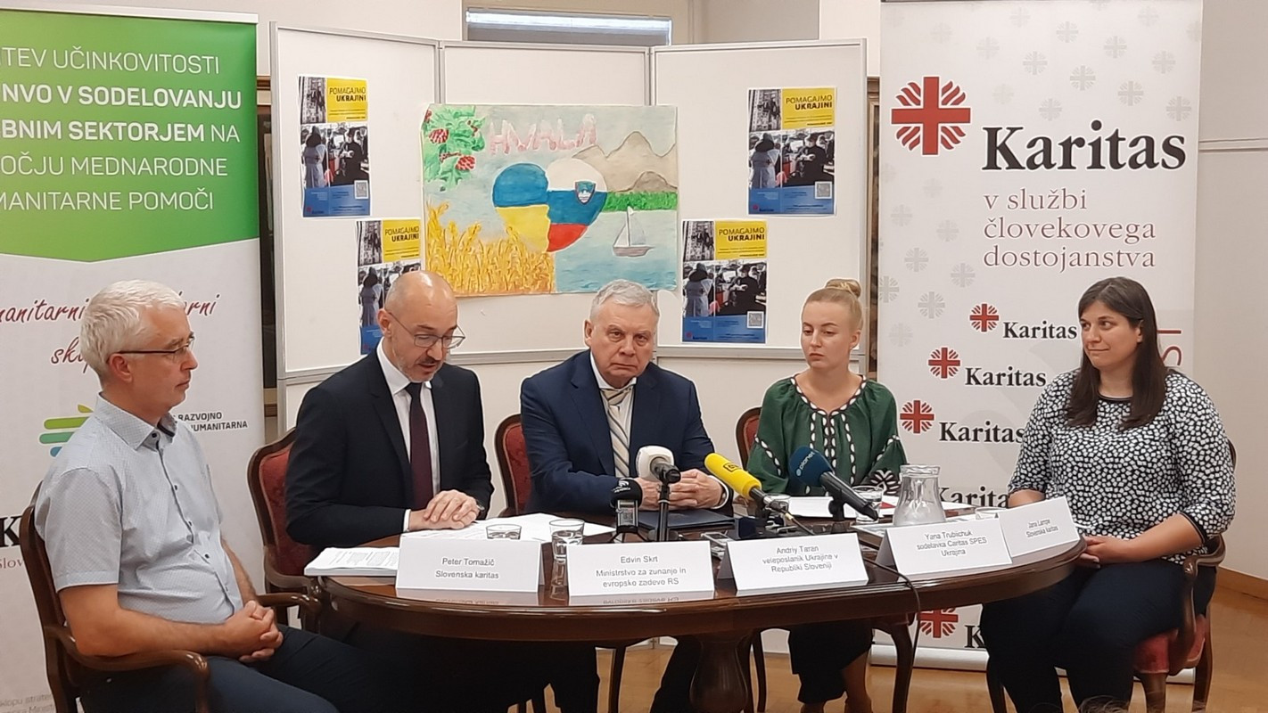 Udeleženci tiskovne konference: generalni tajnik Slovenske karitas Peter Tomažič, predstavnik zunanjega ministrstva Edvin Skrt, ukrajinski veleposlanik v Sloveniji Andriy Taran, sodelavka Caritas SPES Ukrajina Yana Trubiicuk in Jana Lampe