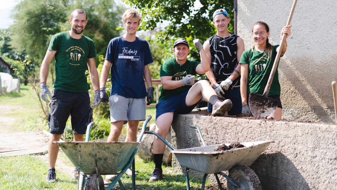 Mladi na enem od delovišč Summerjoba