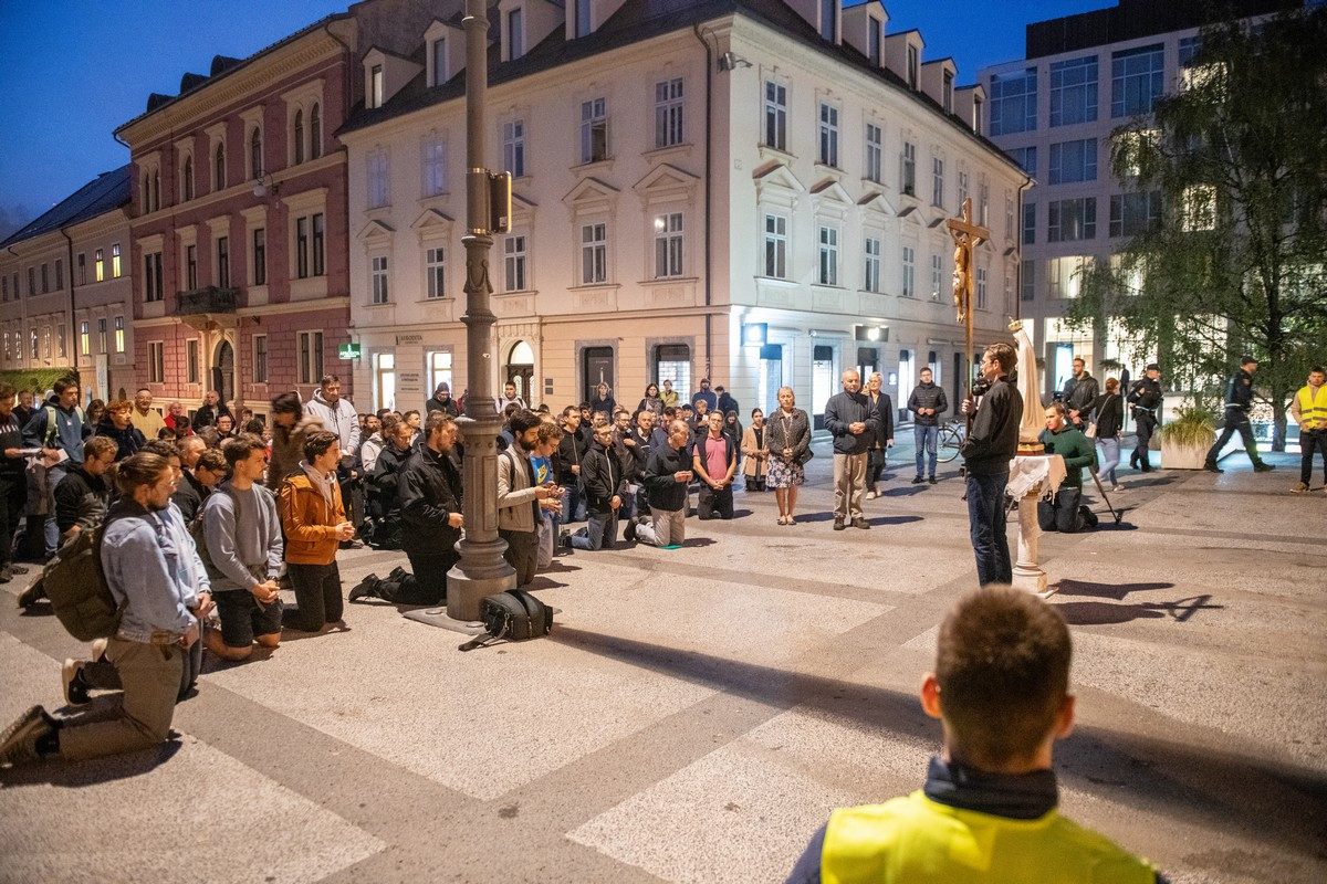 Molitev je potekala mirno, je pa dogodek pritegnil radovednost mimoidočih ter pozornost številnih medijev.