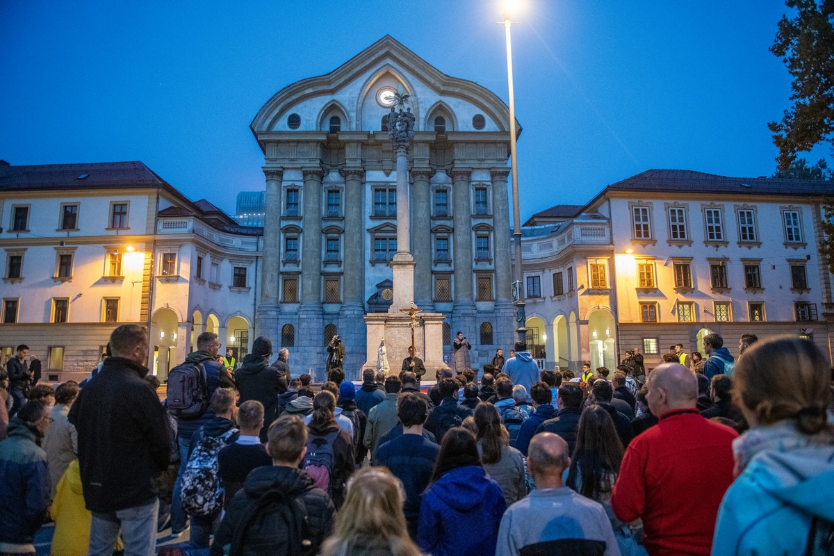 Pred spomenikom Presveti trojici se je, še preden se je zdanilo, zbralo približno 250 ljudi