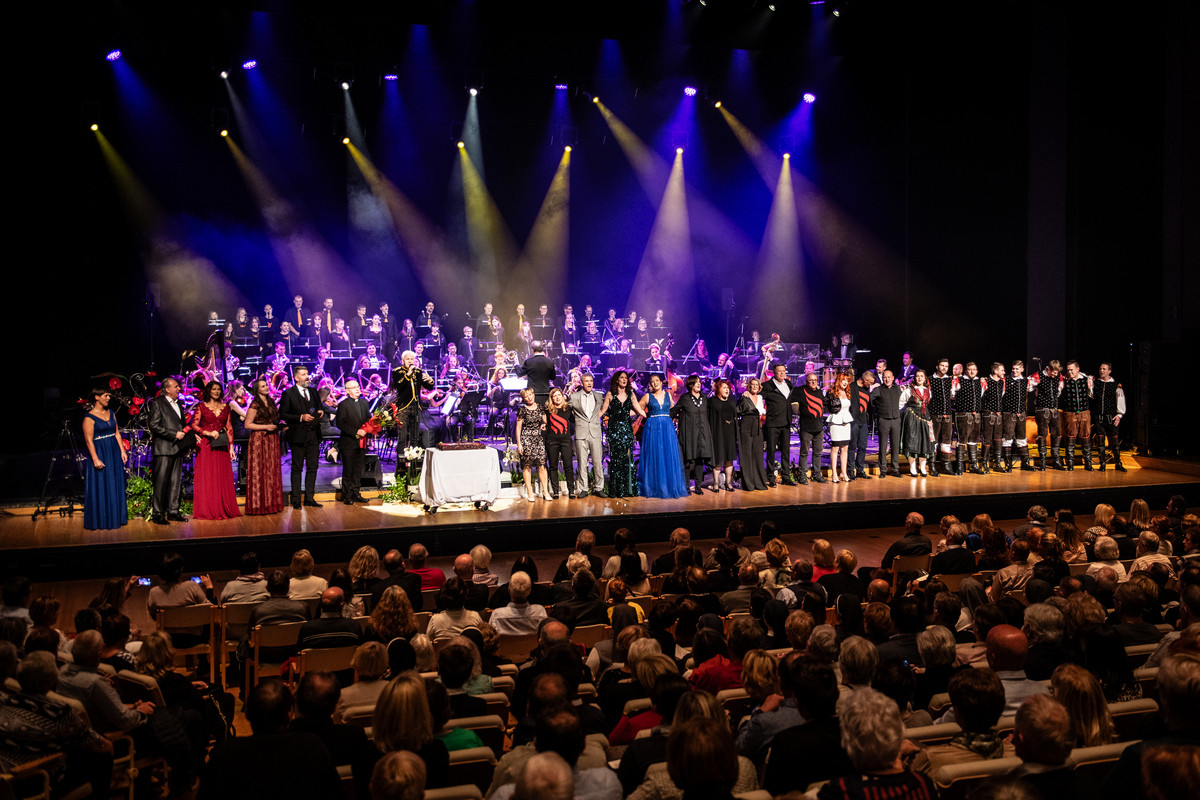 Orkester, zbor, nastopajoči in voditelji letošnjega Gala koncerta