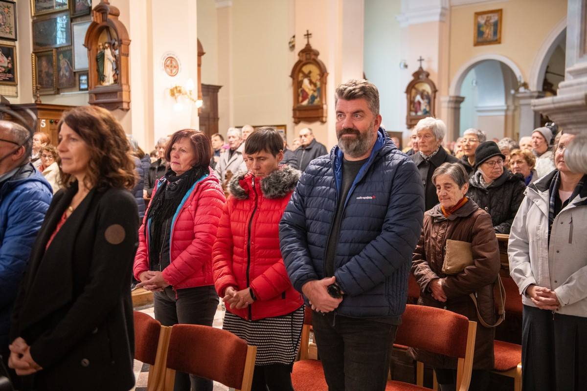 Sodelavci Radia Ognjišče pri sveti maši