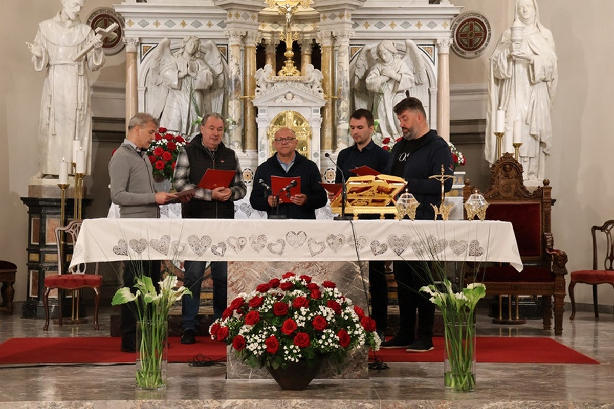 Pete litanije so izvedli radijci Tadej, Marjan, Tone, Jakob in Jure