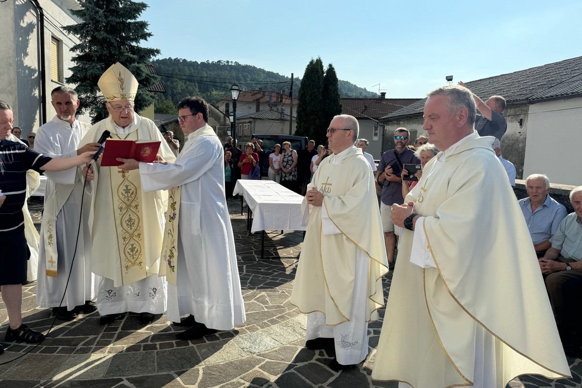 Slovesnosti sta se udeležila tudi direktor Radia Ognjišče Franci Trstenjak in odgovorni urednik Založbe Ognjišče Božo Rustja