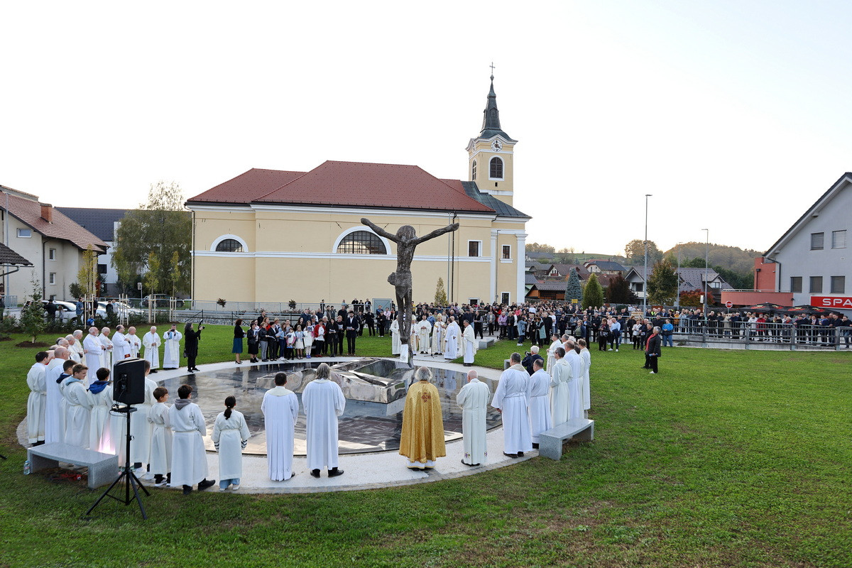 Blagoslov novega kipa Vstalega Kristusa v parku pred cerkvijo