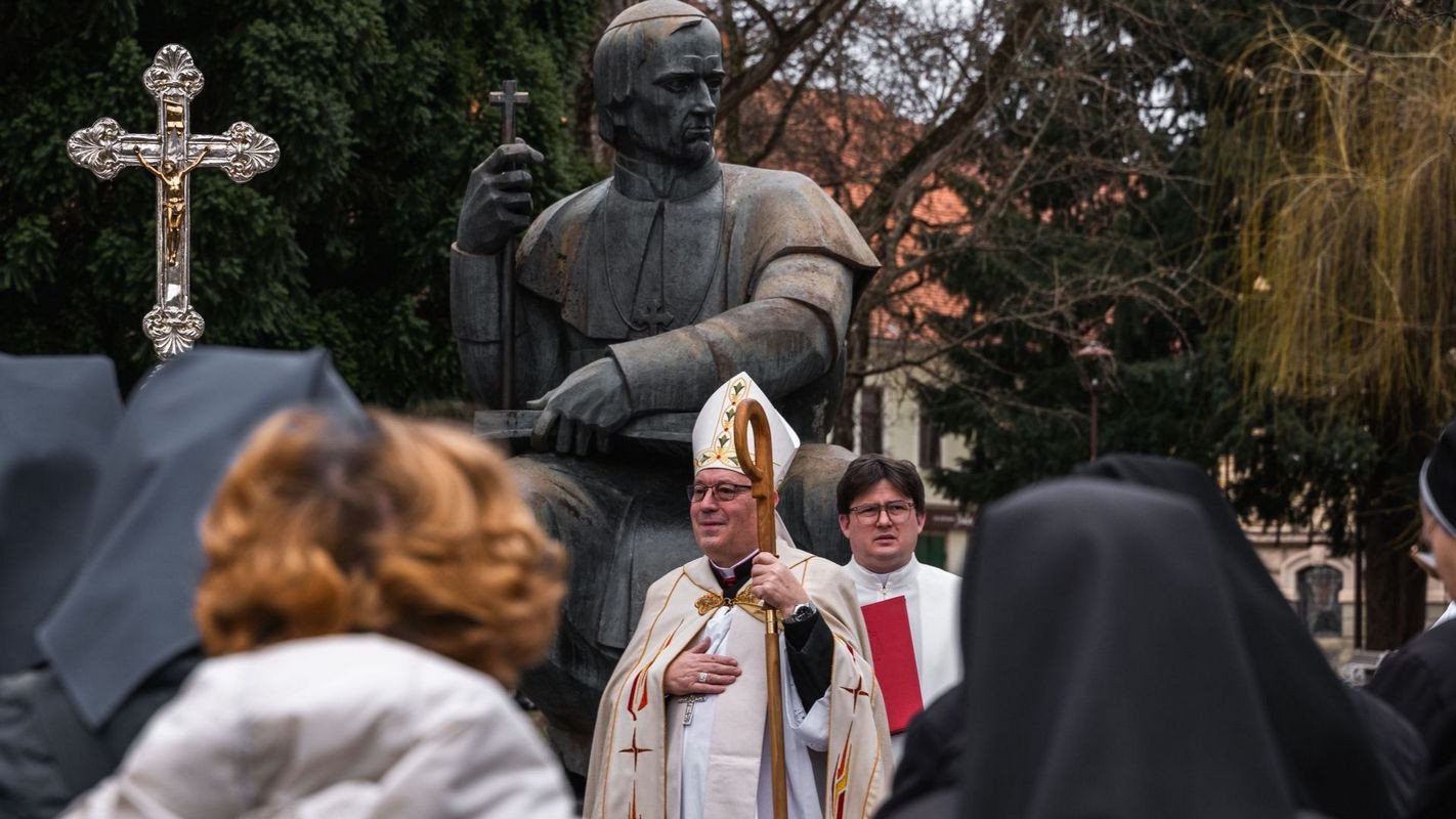 Nadškof Alojzij Cvikl skupaj s posvečenimi na trgu pred kipom bl. škofa Antona Martina Slomška