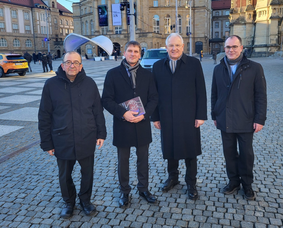 Iz arhiva: Odprtja EPK Chemnitz sta se na povabilo tamkajšnje katoliške župnije udeležila tudi škofov vikar Bogdan Vidmar in novogoriški podžupan Anton Harej - na fotografiji z dresdenskim škofom Heinrichom Timmereversom in župnikom v Chemnitzu Bennom Schäferjem.