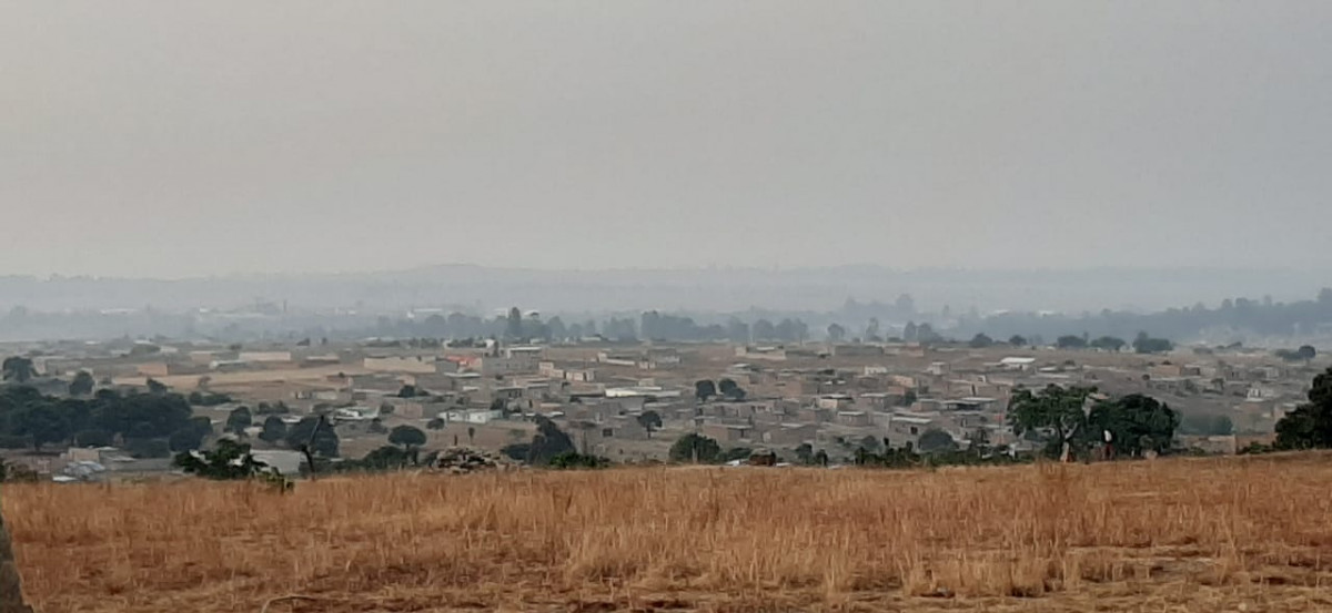 S planote, na kateri bo zrasel nov center, se vidi veliko mesto Huambo.