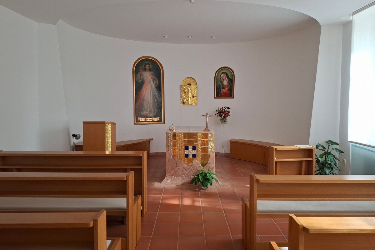 Ob vhodu v Ignacijev dom v objem usmiljenega Jezusa vabi kapela Božjega usmiljenja in nedolžnih otrok