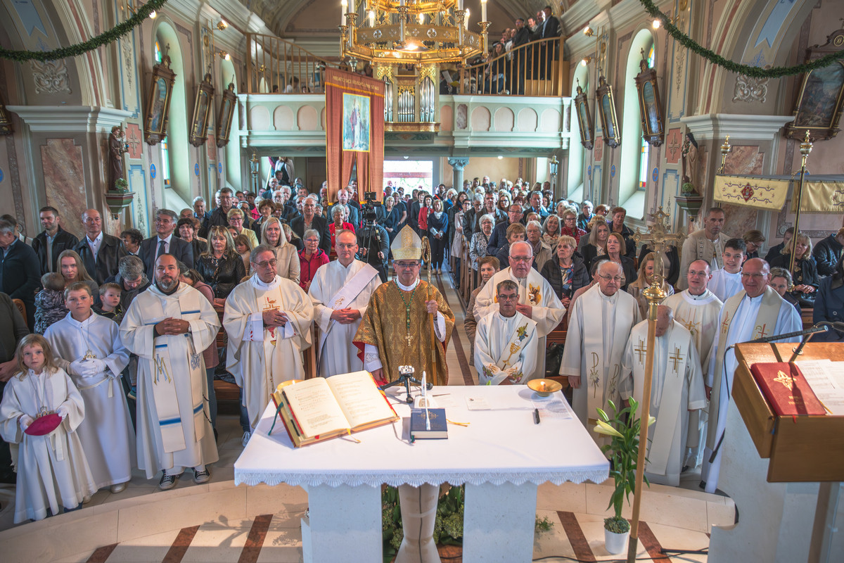 Skupna fotografija pri zaključni pesmi