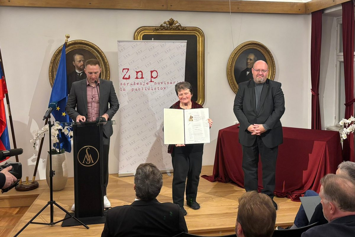 Zlata Kraševec je prevzela nagrado za življenjsko delo, ki jo je prejel Vinko Vasle