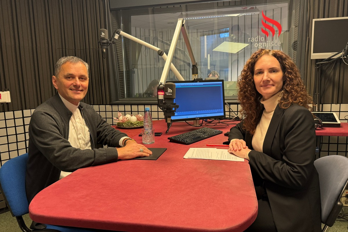 Škof Andrej Saje in novinarka Petra Stopar v studiu Radia Ognjišče