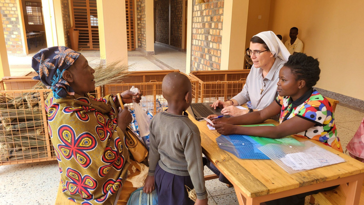 Sestra Urša Marinčič v stiku s starši in otroki