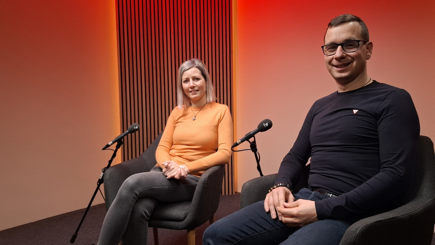 Lucija in Dušan Poslek v studiu Radia Ognjišče