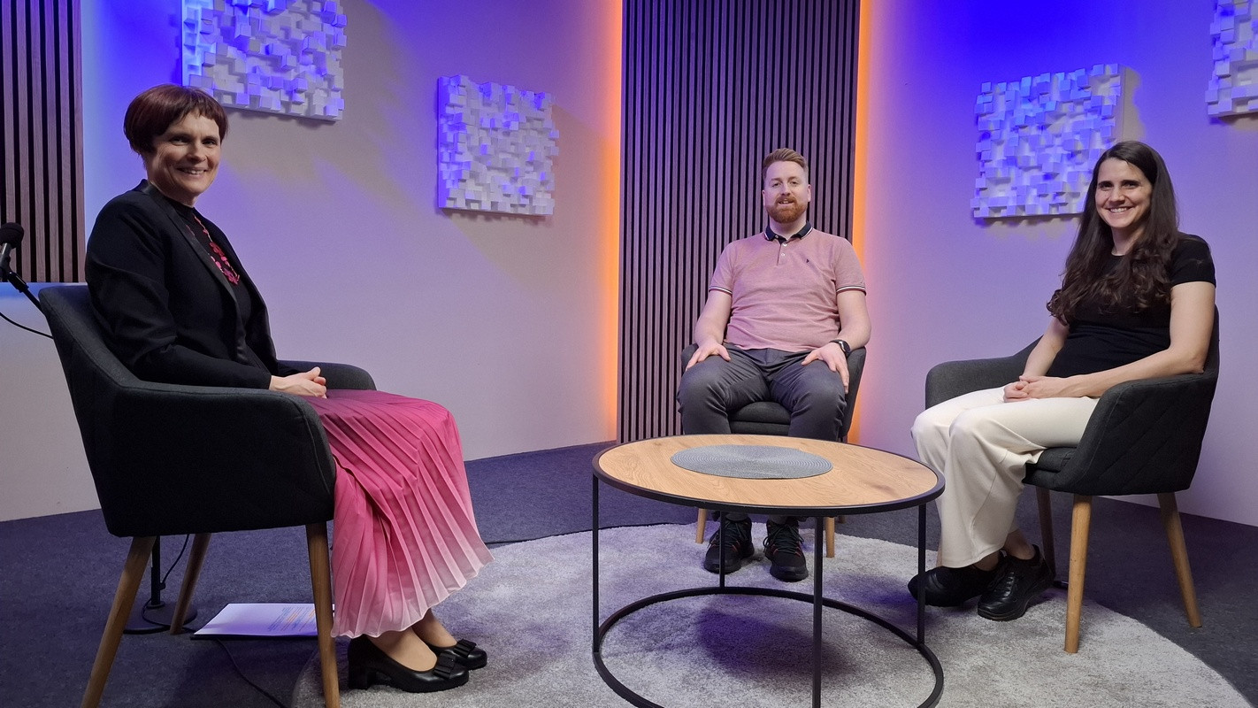 Petra in Kristjan Kmetič med pogovorom v studiu Radia Ognjišče