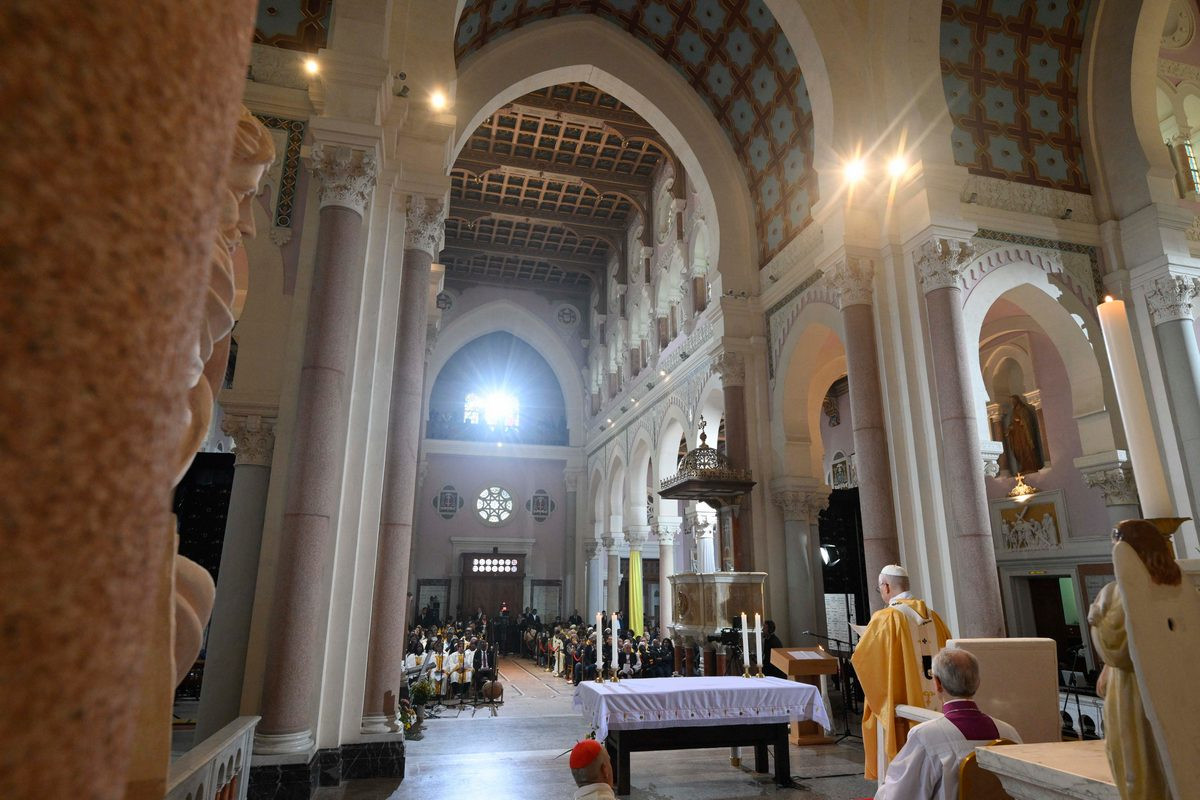 Papež v baziliki sv. Avguština v Annabi v Alžiriji