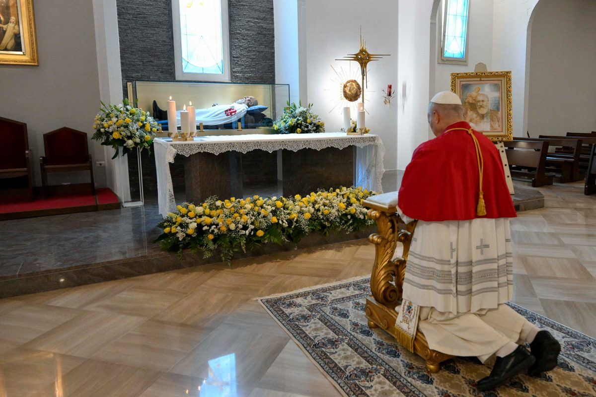 Papež pred grobom sv. Bartola Longa