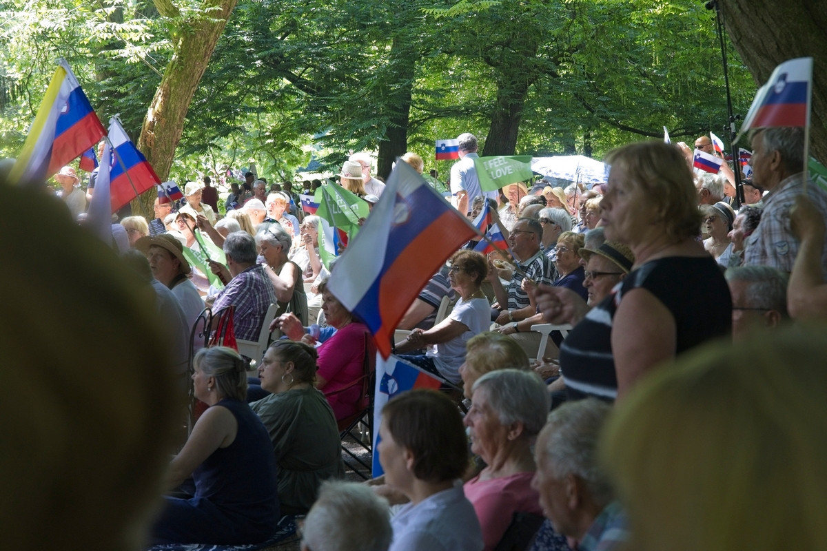 Množica zbrana v senci dreves Arboretuma
