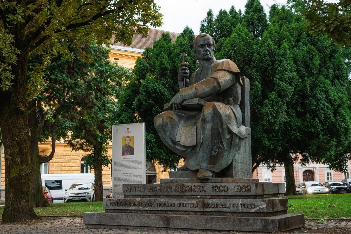 Slomškov spomenik