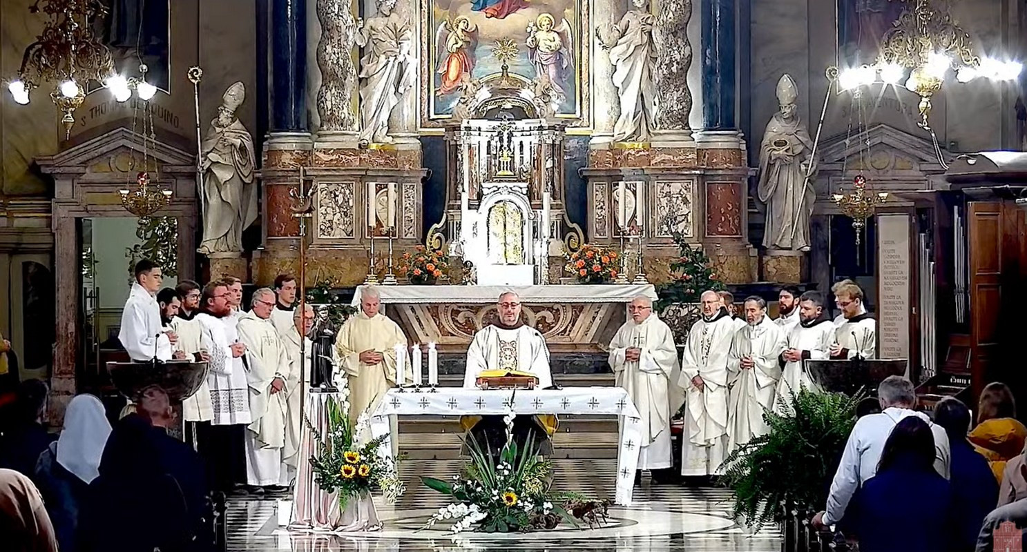 Duhovniki pri sveti maši