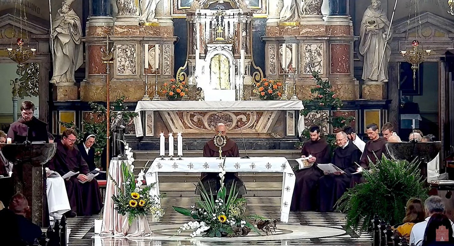 Molitev pred relikvijami sv. Frančiška