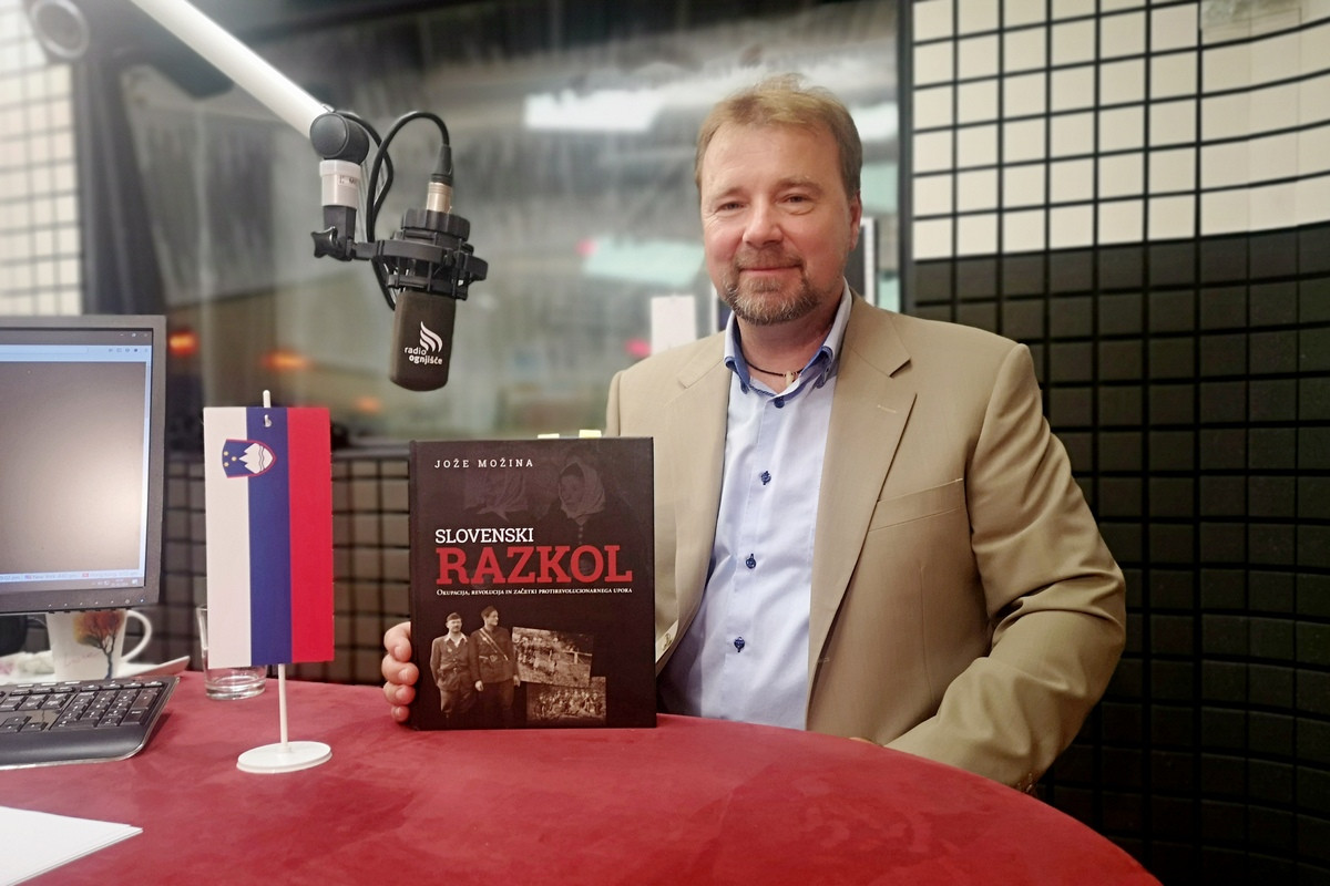 Dr. Jože Možina s knjigo Slovenski razkol