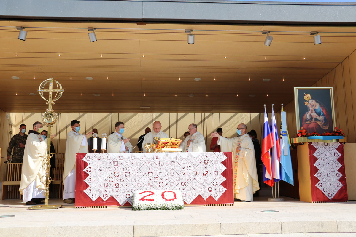 Maša je zaradi ukrepov potekala na prostem