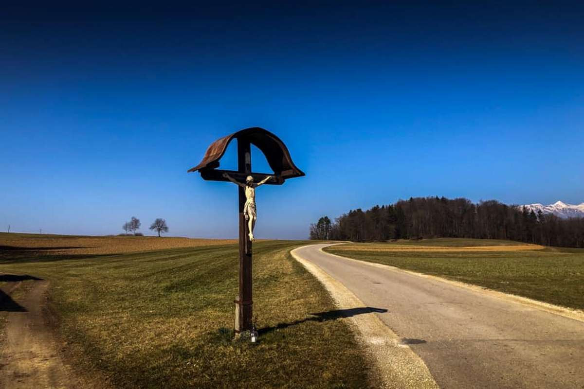 Razpelo ob cesti