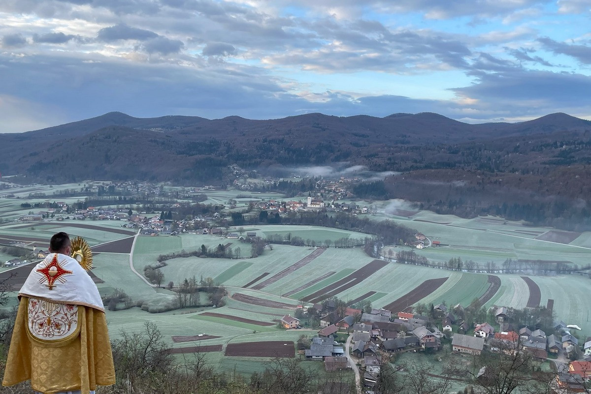 Župnik Dejan Pavlin blagoslavlja svojo faro in farane Krka - Muljava