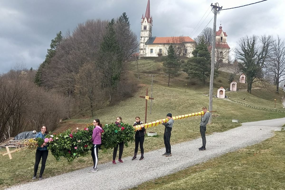 Največjo butaro v župniji Mokronog so naredili birmanci devetošolci. 