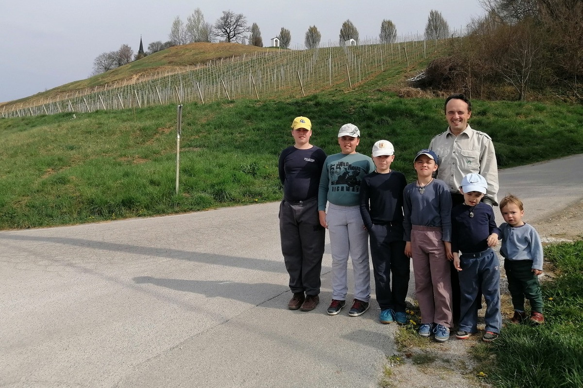 Oče in 6 sinov, ki so na veliki petek prišli v Malečnik in molili križev pot ob kapelah na Gorco