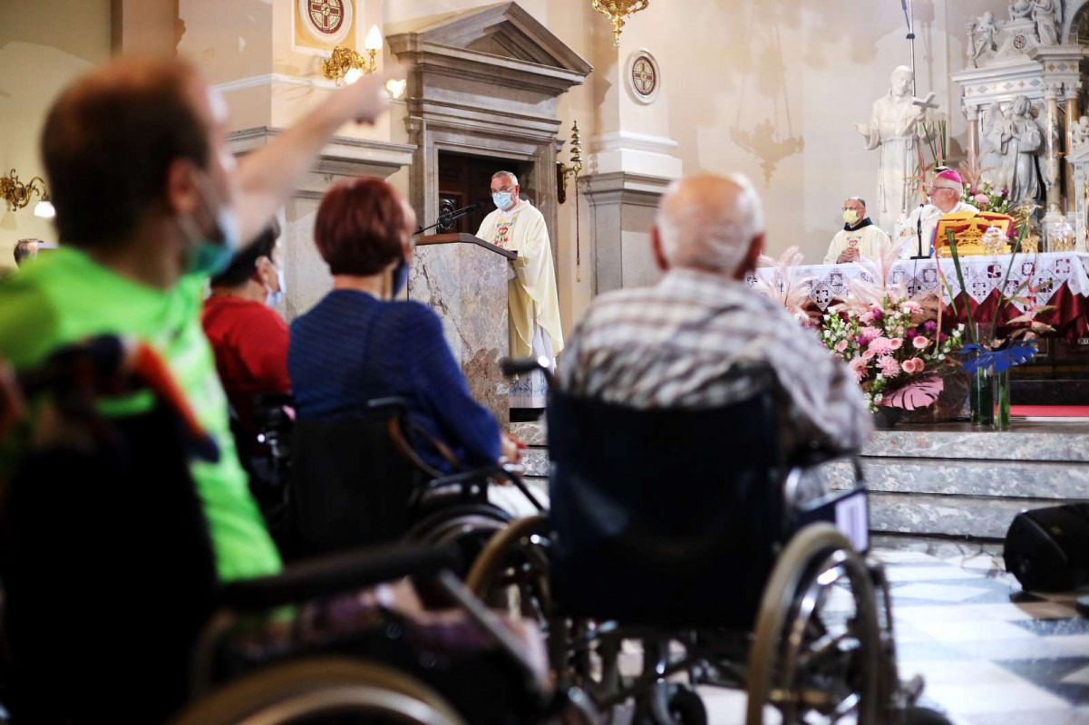 Vseslovensko romanje bolnikov, invalidov in starejsih v narodno svetisce Marije Pomagaj na Brezje, maso je vodil novomeski skof Andrej Glavan.