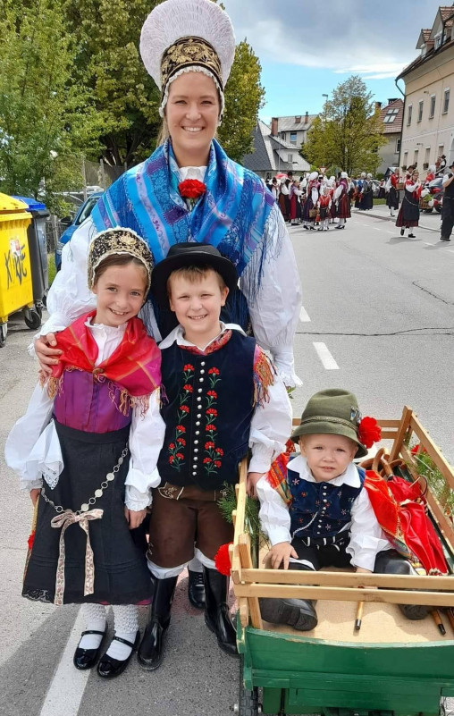 V narodno nošo se je oblekla tudi naša sodelavka Manca skupaj s svojimi