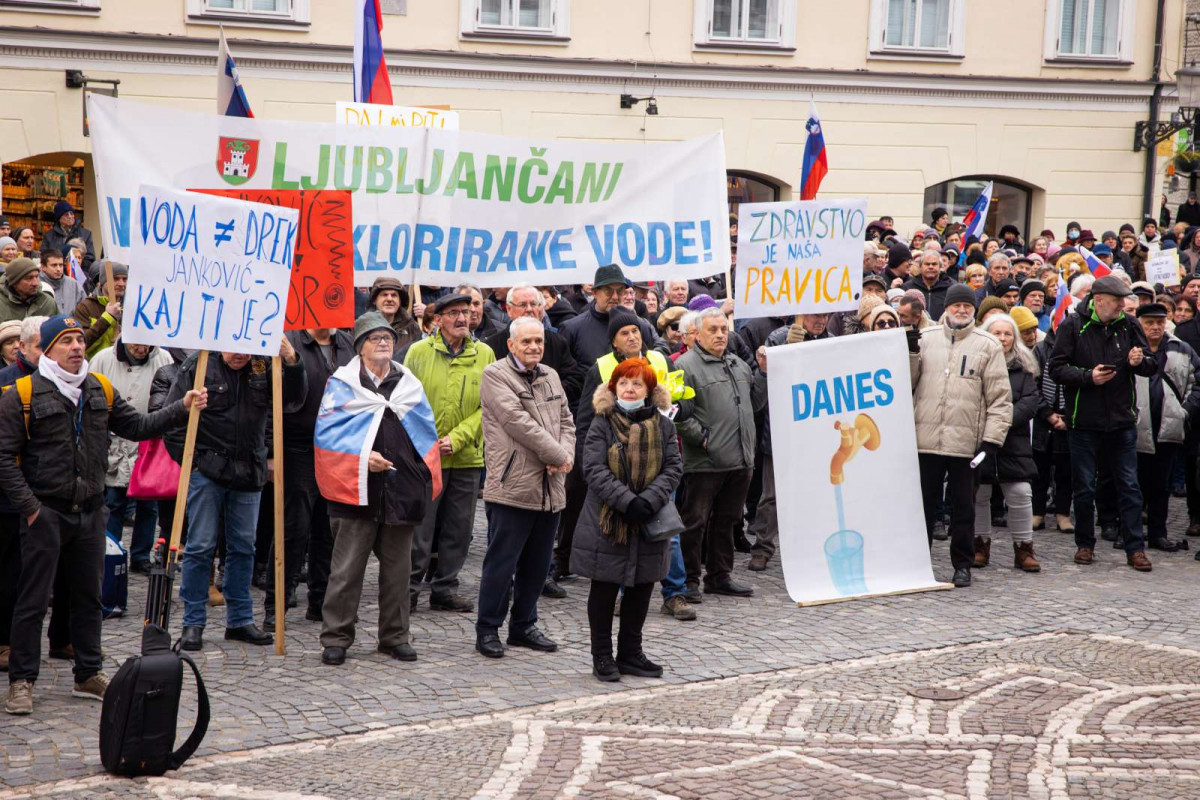 Protest ZA zdravnike in ZA cisto pitno vodo pred Mestno hišo.