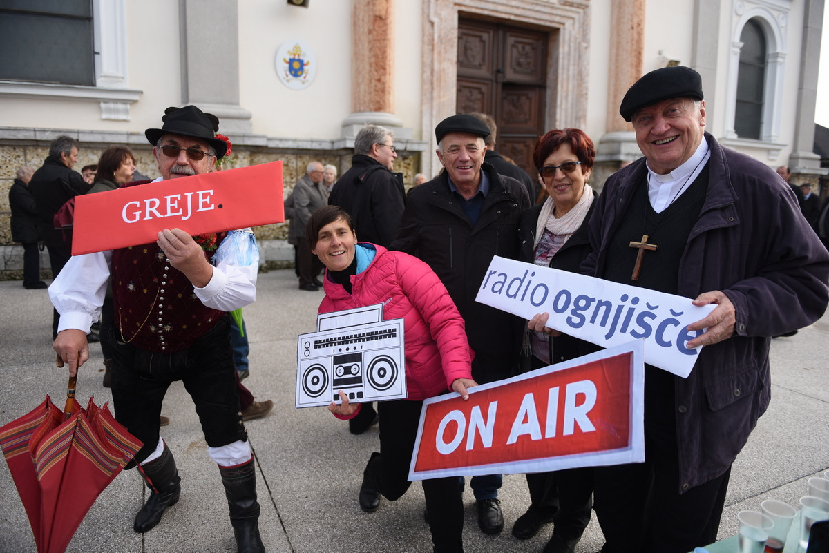 Druženje pred baziliko na Brezjah ob 25 letnici radia Ognjišče