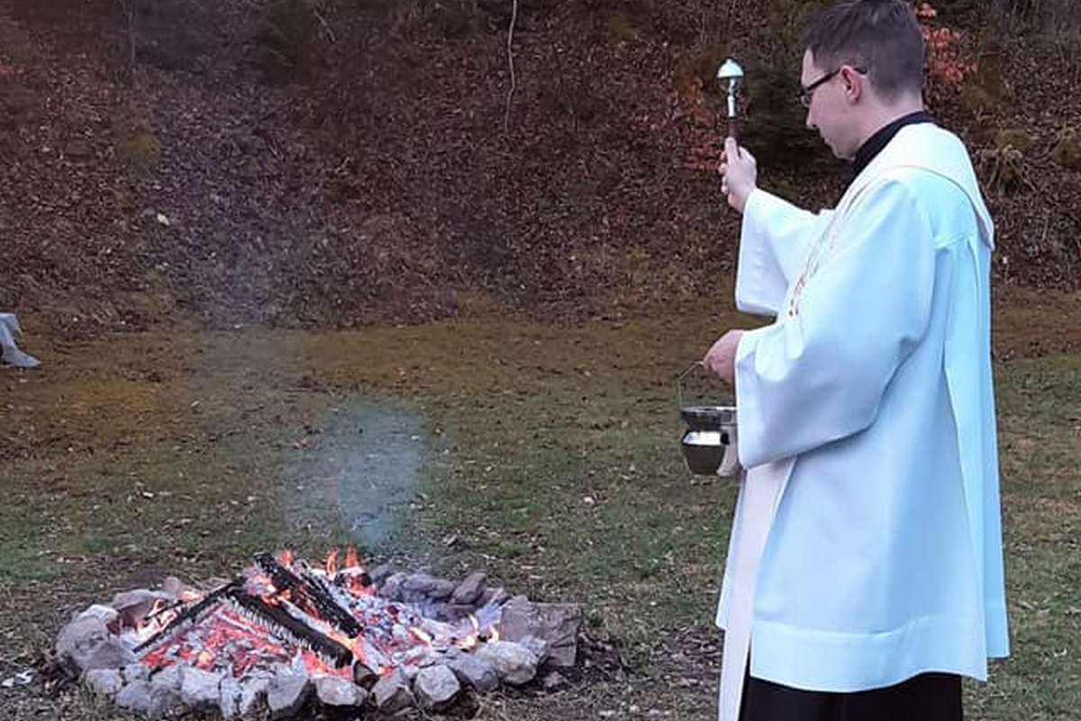 Blagoslov ognja v župniji Žiri