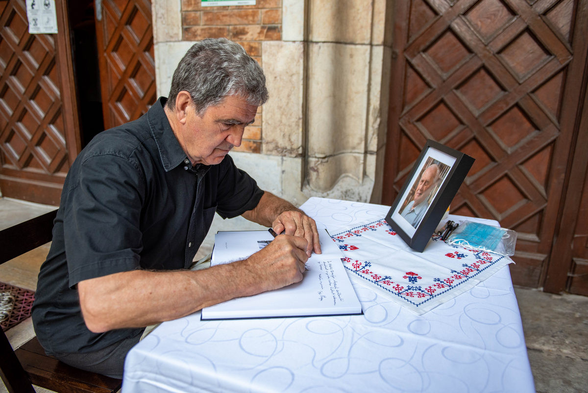 Dr. Janez Juhant se vpisuje v žalno knjigo