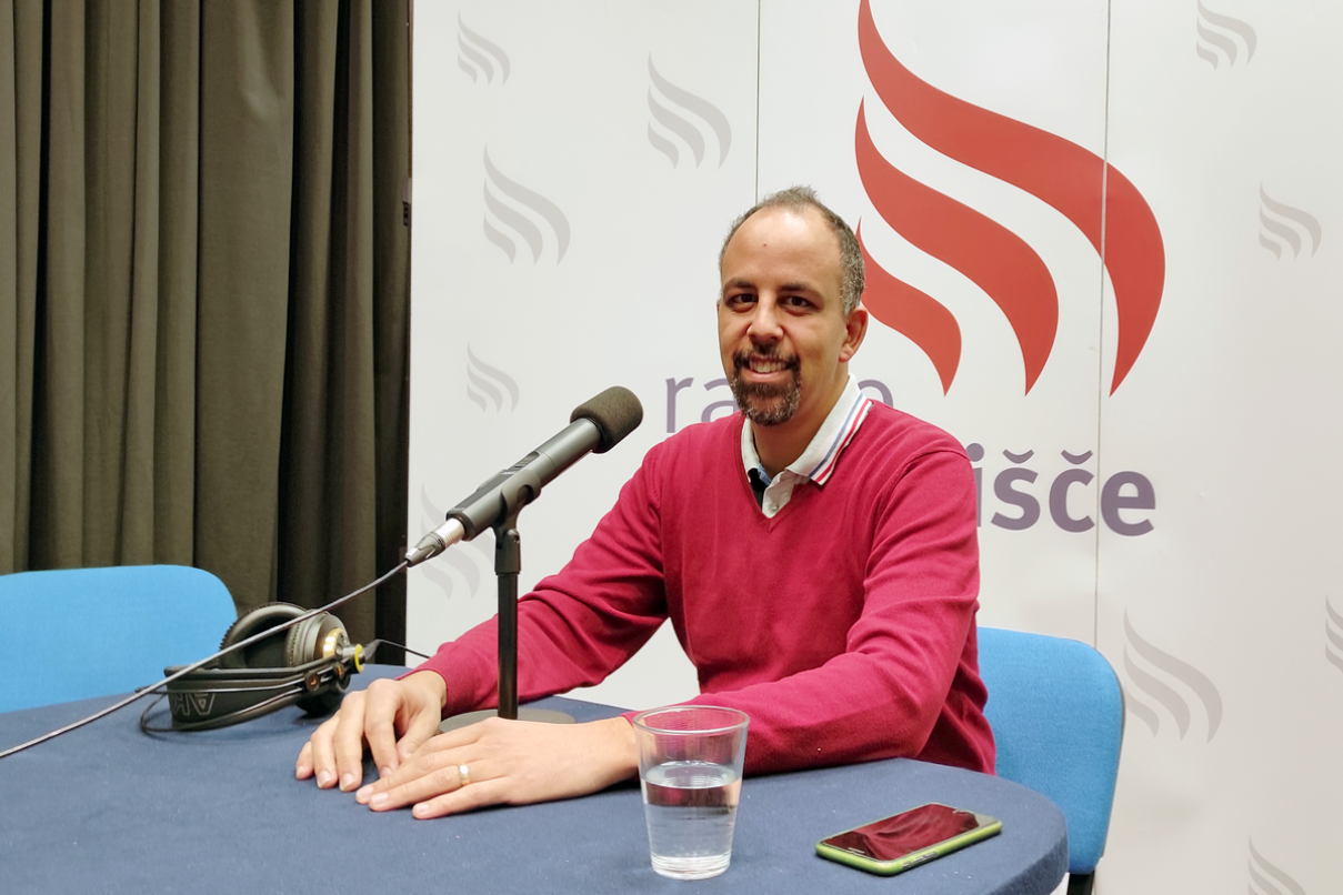 Marko Nzobandora v studiu Radia Ognjišče