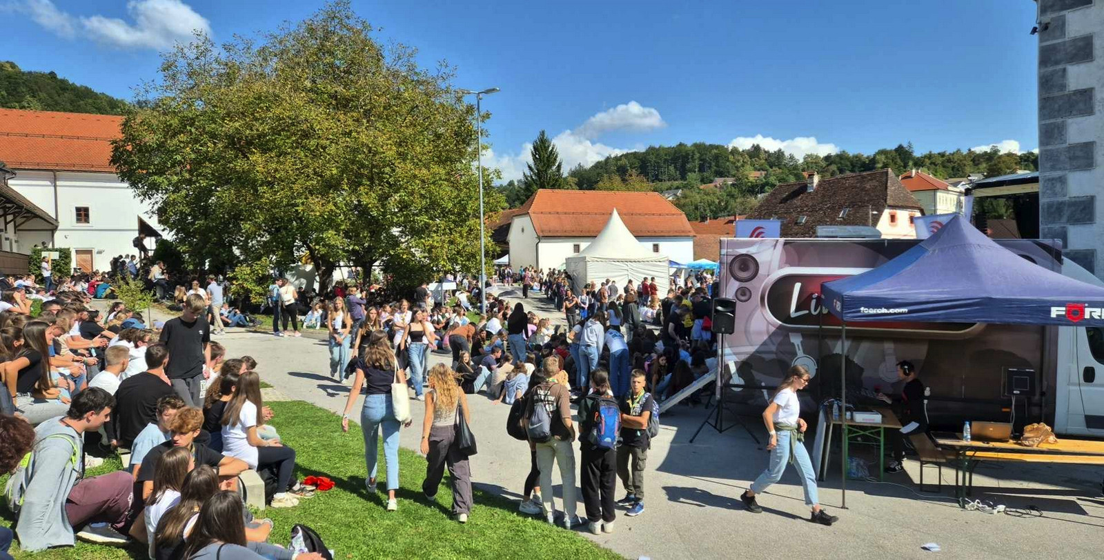 Dopoldanski vrvež na 43. stični mladih. Pogled na studio na štirih kolesih ...