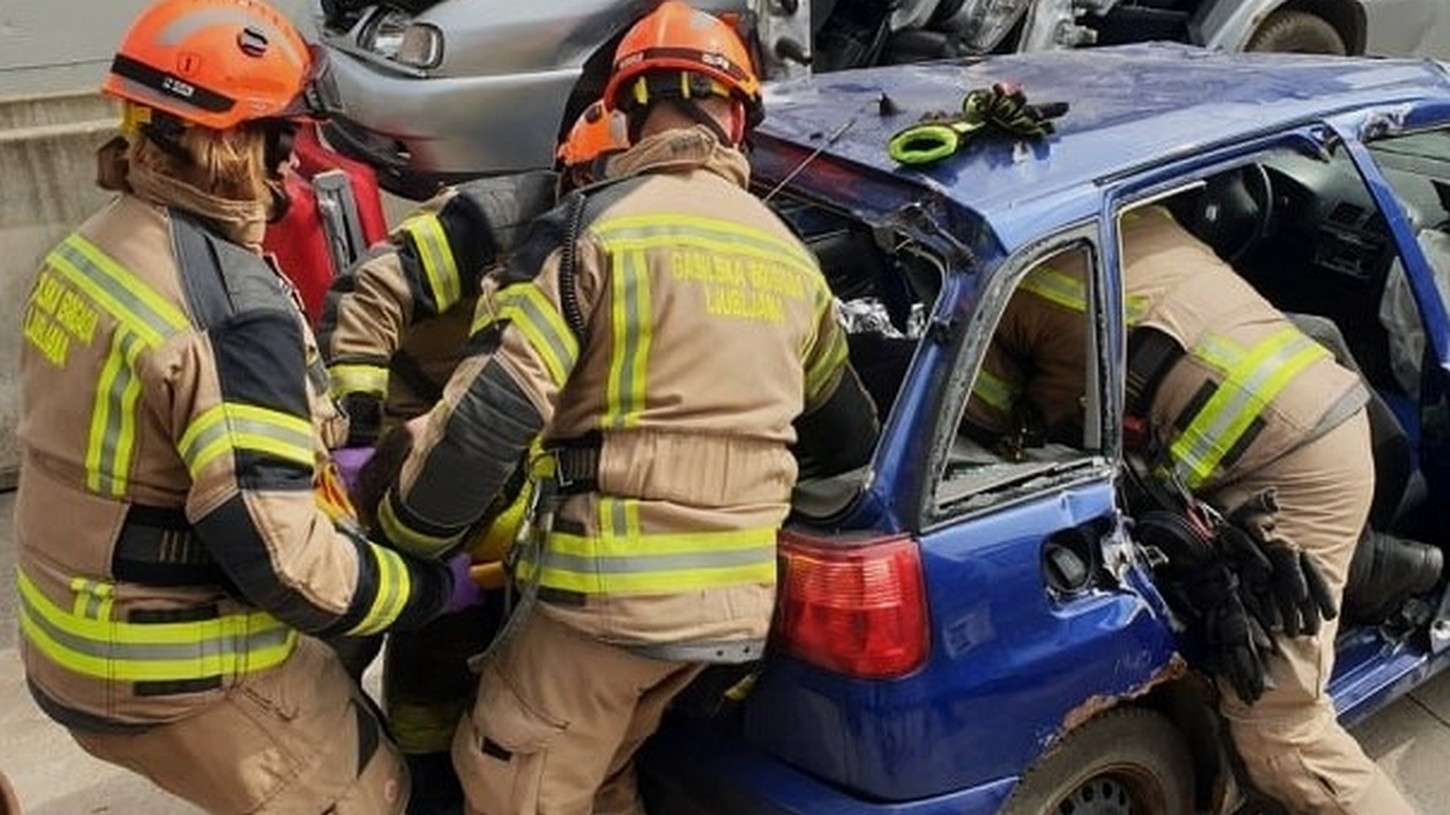 Ob nesreči. Žal se ljudje premalokrat zavedamo, koliko bi lahko storili sami, preventivno, če bi se le osveščali in pridobivali znanja. 